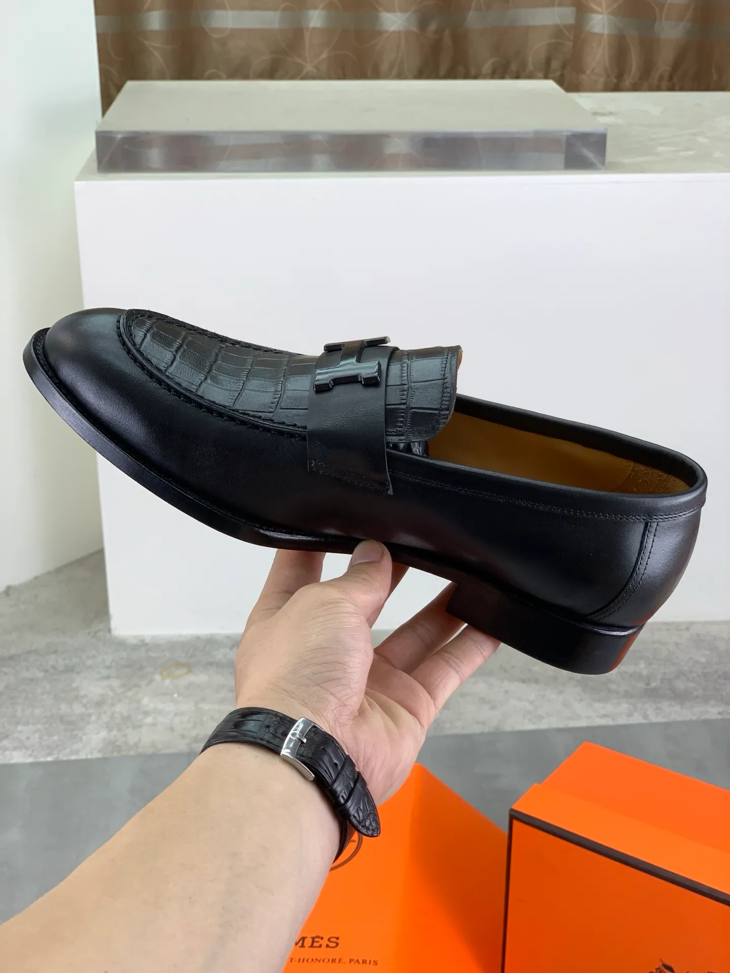 Factory price P980 💰💎💎💎 Original genuine leather outsole Brand: Hermès Grade: Same as the official website Original quality materials: Original soft calfskin Water-dyed cowhide lining Original Italian genuine leather outsole Style categories: Men's fashion Formal casual leather shoes Slip-on men's shoes series Young fashion European and American trends British style Code number: 39-45 (38.46 can be customized)